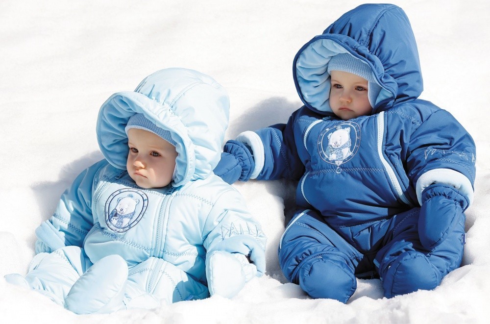 Младенцы в зимних комбинезонах